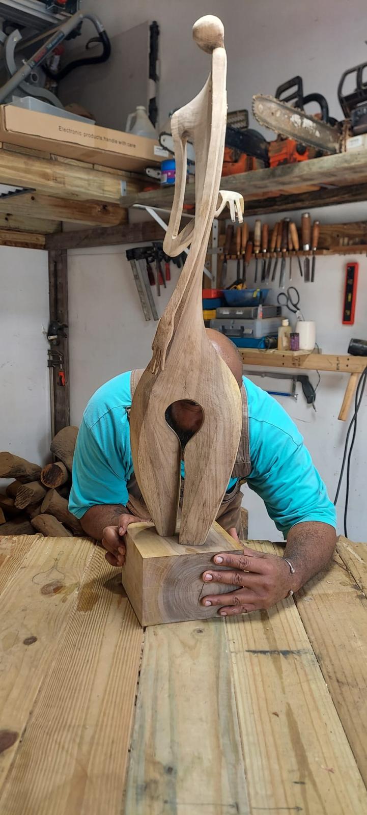Díaz Piñero asentando la escultura sobre el bloque de madera con ambas manos